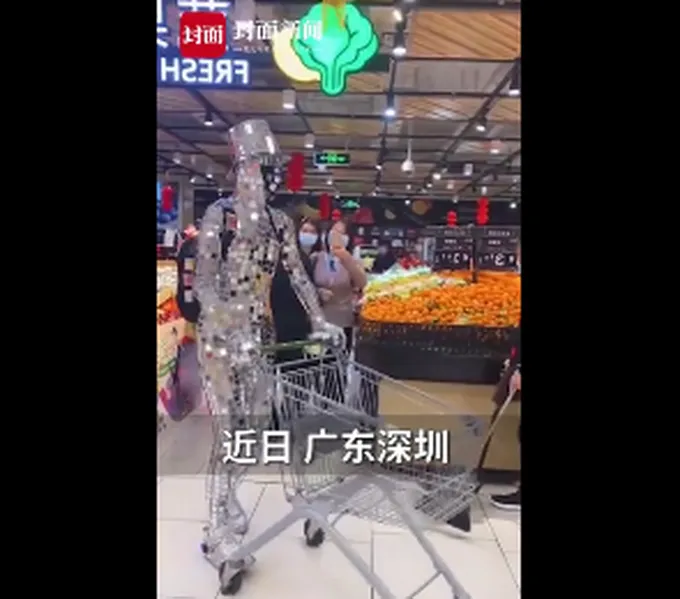 小伙扮机器人购物引围观视频完整版