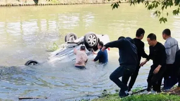 上海教练车坠河事件1人死亡怎么回