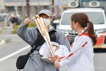 东京奥运会圣火传递途中意外熄灭 