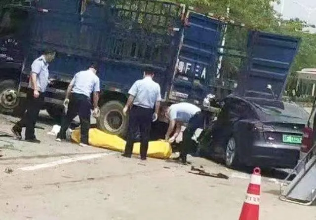 特斯拉追尾大货车 特斯拉自动躲避追尾