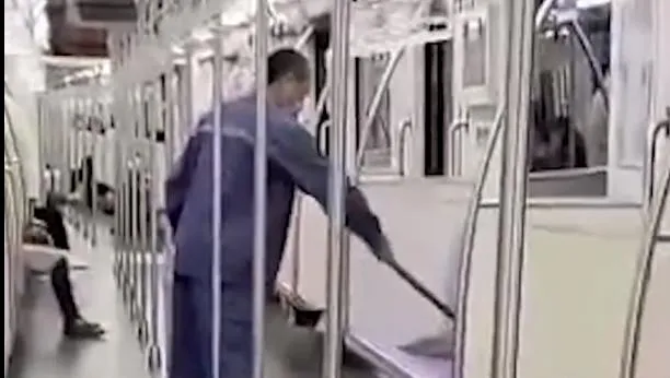 上海地铁回应保洁用拖把擦座椅什么