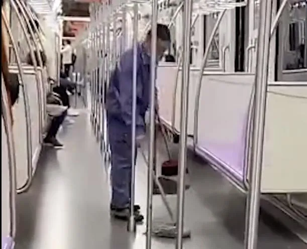 上海地铁回应保洁用拖把擦座椅什么情况？网友吐槽太脏了恶心到了