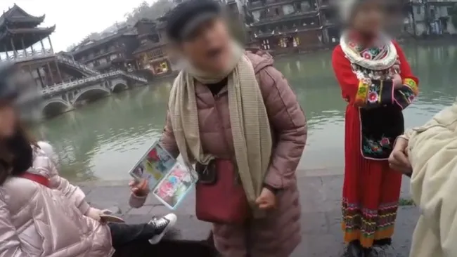 游客凤凰古城租衣服被禁止自拍 商家：你的相机不行