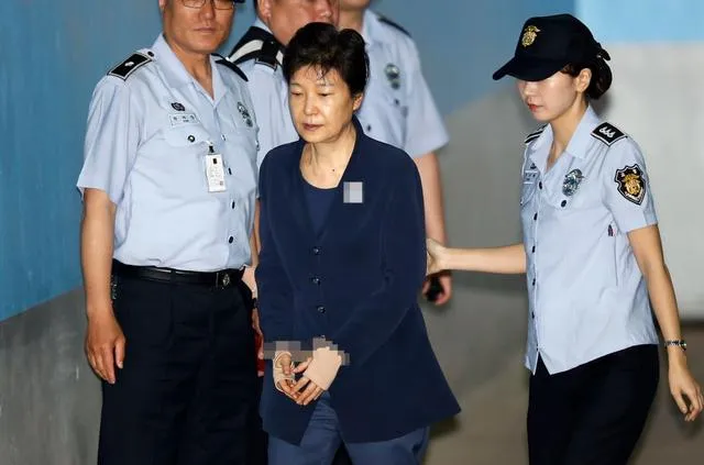 朴槿惠累计获刑22年最晚87岁出狱 