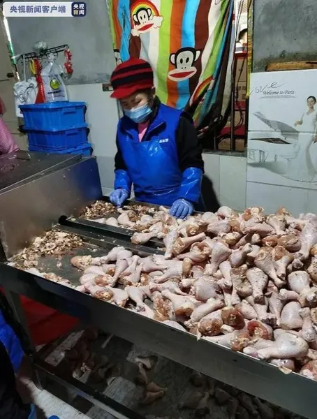 变质鸡腿流向炸鸡连锁店，加工现场污水横流，令人作呕