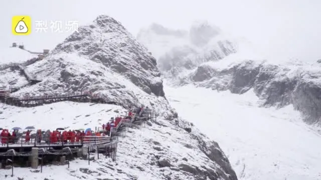 丽江玉龙雪山8月飘雪现场画面曝光 