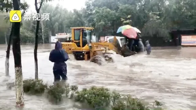 马路积水铲车运送市民10元一位什么