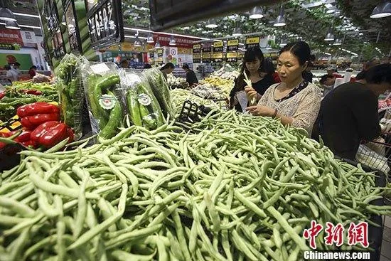 资料图：市民在一超市选购蔬菜。 中新社记者 张云 摄