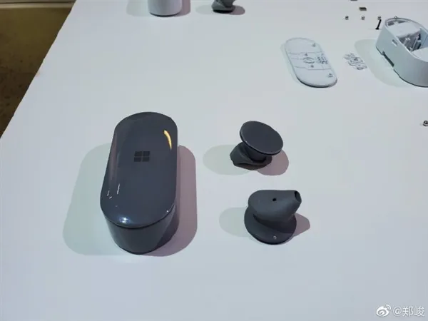 微软推首款真无线耳机Surface Earbuds：24小时续航、支持Office操控