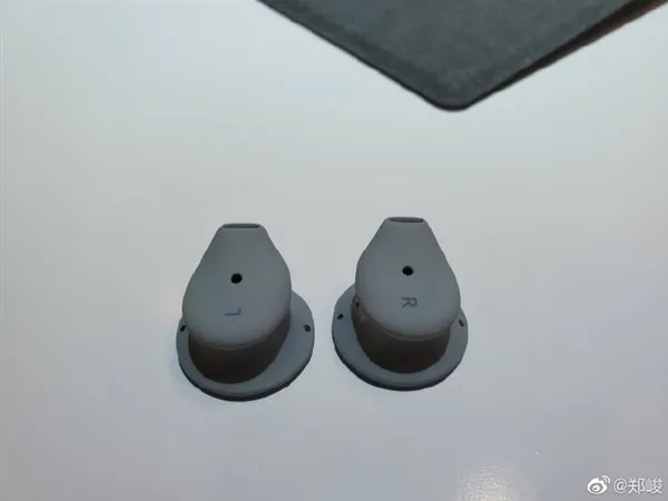 微软推首款真无线耳机Surface Earbuds：24小时续航、支持Office操控