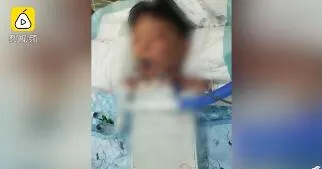 幼儿园食物中毒男童已去世 家长怀