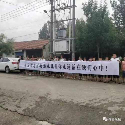 35岁伦学冬老师跳海救人牺牲？老师跳海救人牺牲留下一个八岁儿子众人请愿场面感人？