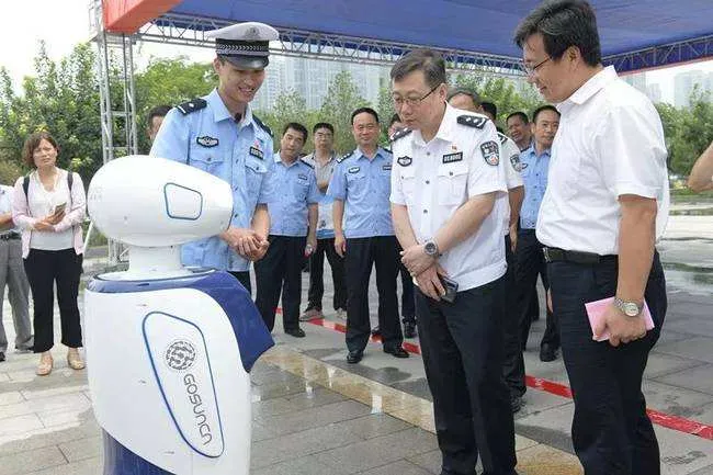 首批国内机器人交警上岗 机器人交警上岗是怎么回事