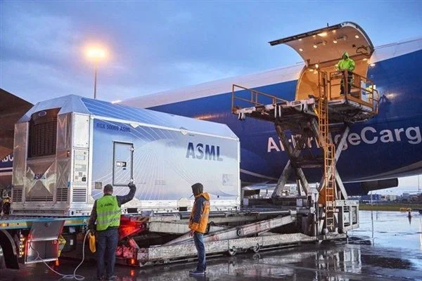 ASML宣布国内再招200员工 确保光刻机正常运转