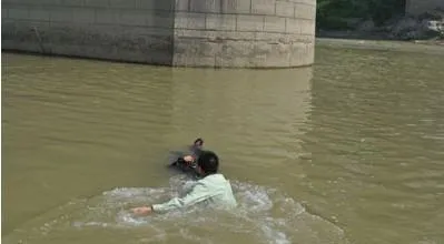 女孩跳河涉事民警曾领导防溺工作什么情况？望江女孩跳河事件始末详情