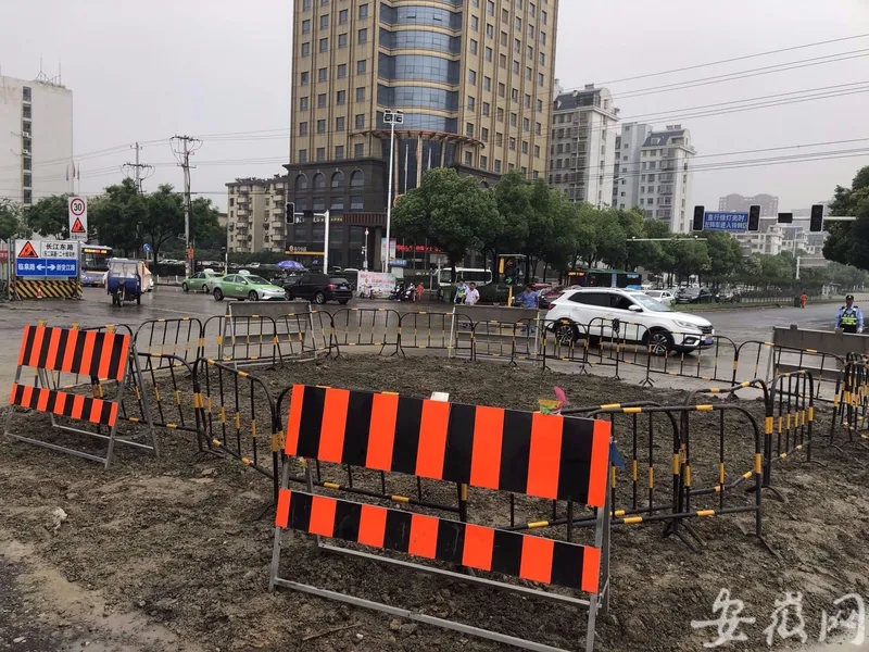 合肥路面发生塌陷什么情况？强降雨致路面塌陷“咬伤”两车