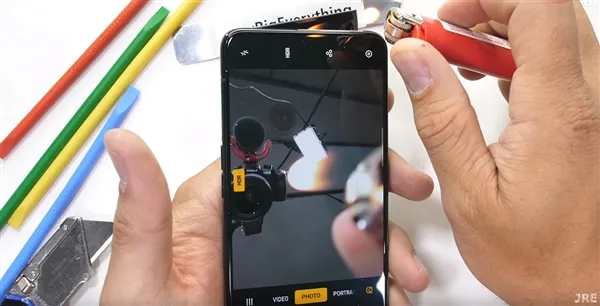 国外博主暴力测试OPPO Reno：十分坚