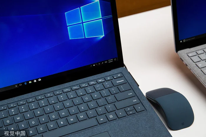 微软的Windows 11实体U盘安装介质印的是Windows 10的标志